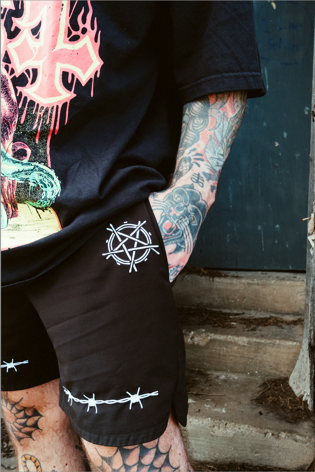 BLACK BARBWIRE PERFORMANCE STAGE SHORTS